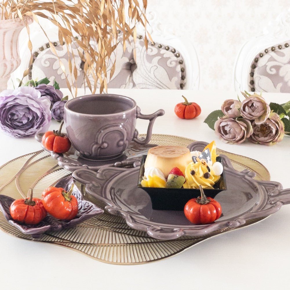 パープルの食器を1つ投入すれば、ぐっとハロウィンの秋らしいテーブル