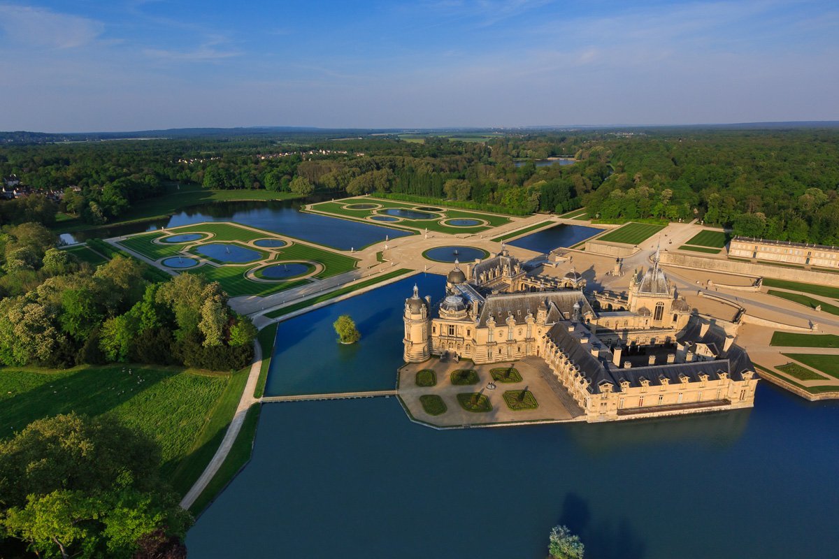 シャンティイ｜18世紀フランス陶磁器文化の栄華を極めた街 – Woburn Abbey