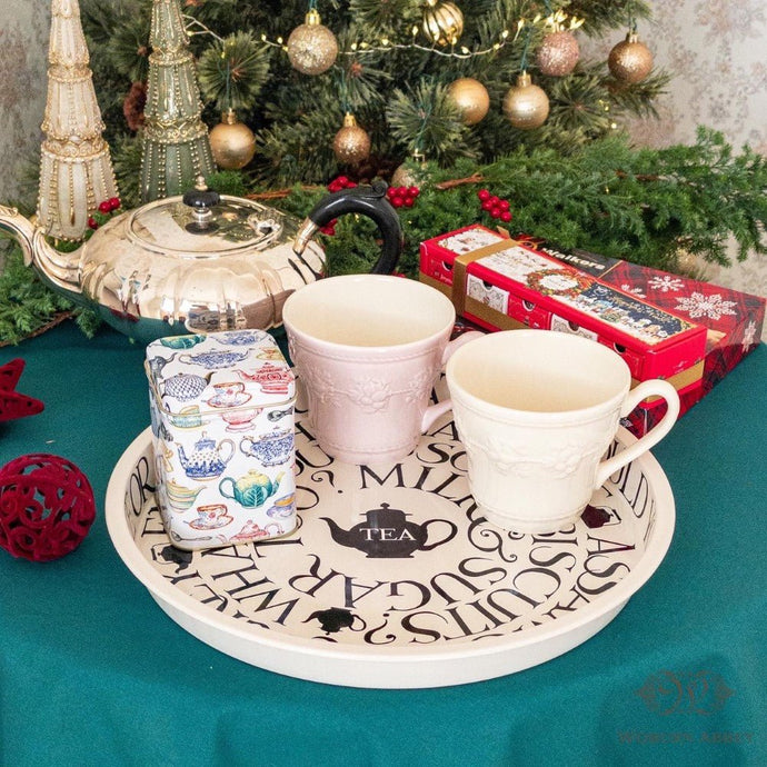 ティーポット柄のかわいい「紅茶缶」や美しい文字が並ぶカリグラフィー調の「お盆」も贈り物に人気♪
