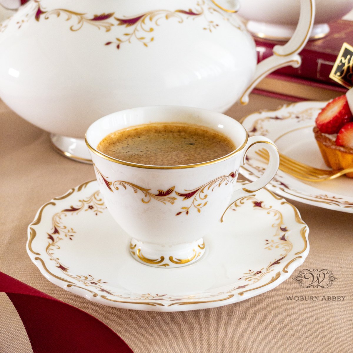 美品 アンティーク イギリス製 食器 ロイヤルドルトン デミタスカップ＆ソーサー ケーキ皿プレート セット(3) トリオ 白 コーヒー
